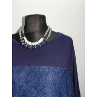 Elegancka bluzka zdobiona kwiatową koronką - granatowa